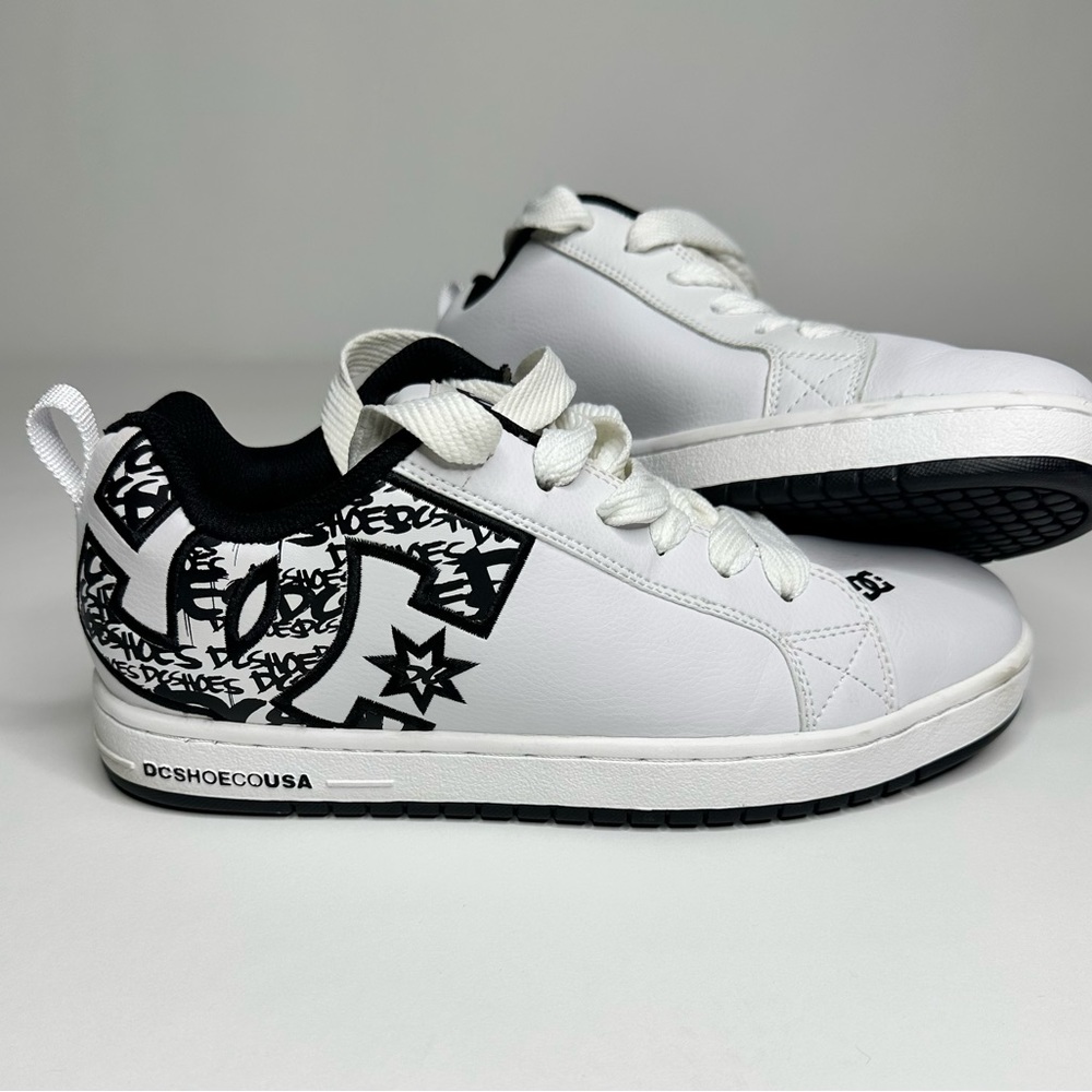 DC Court Graffik Men’s White Skate Board Shoes Mens Size 9 Very Nice Condition
